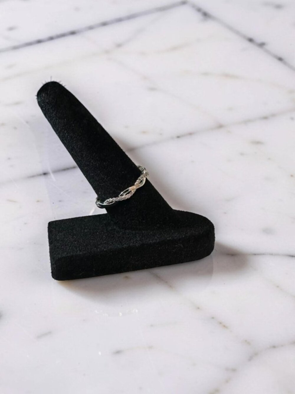 ✨ Dainty White Gold Eternity Ring - Twisted Rope & CZ - Size 5.75 ✨ - Picture 4 of 8
